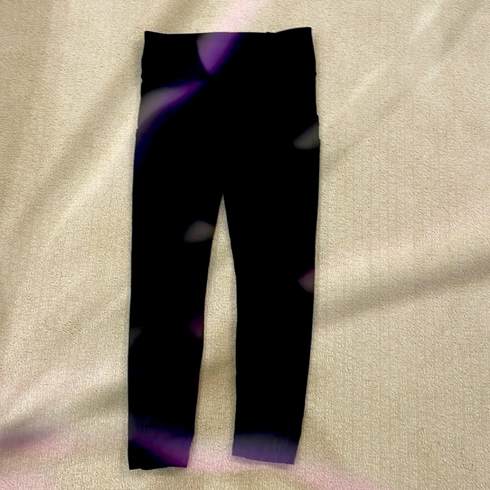 Black cropped ivivva leggings     Pockets